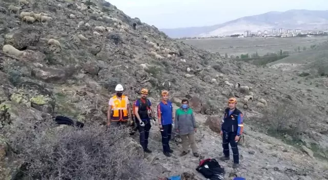 Uçurumda mahsur kalan koyunu ve sahibini ekipler kurtardı Uçurumda mahsur kalan koyunu ve sahibini ekipler kurtardı