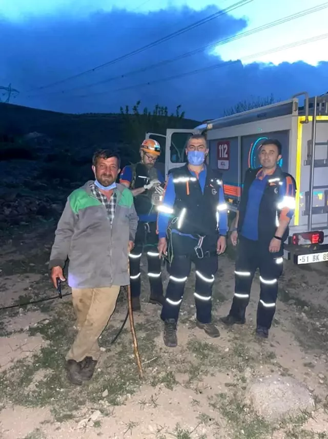 Uçurumda mahsur kalan koyunu ve sahibini ekipler kurtardı Uçurumda mahsur kalan koyunu ve sahibini ekipler kurtardı