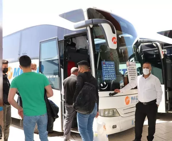 Van'da,17 günlük 'tam kapanma' öncesi otogarda yoğunluk Van'da,17 günlük 'tam kapanma' öncesi otogarda yoğunluk