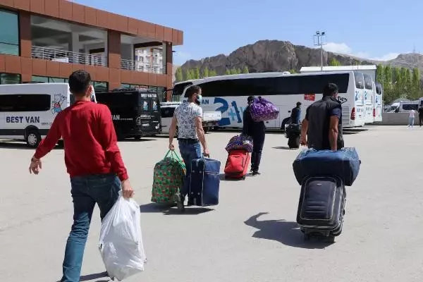 Van'da,17 günlük 'tam kapanma' öncesi otogarda yoğunluk Van'da,17 günlük 'tam kapanma' öncesi otogarda yoğunluk