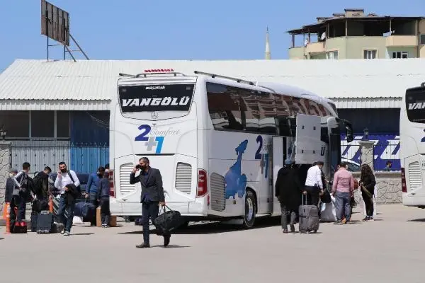 Van'da,17 günlük 'tam kapanma' öncesi otogarda yoğunluk Van'da,17 günlük 'tam kapanma' öncesi otogarda yoğunluk