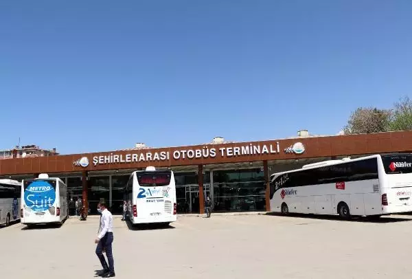 Van'da,17 günlük 'tam kapanma' öncesi otogarda yoğunluk Van'da,17 günlük 'tam kapanma' öncesi otogarda yoğunluk
