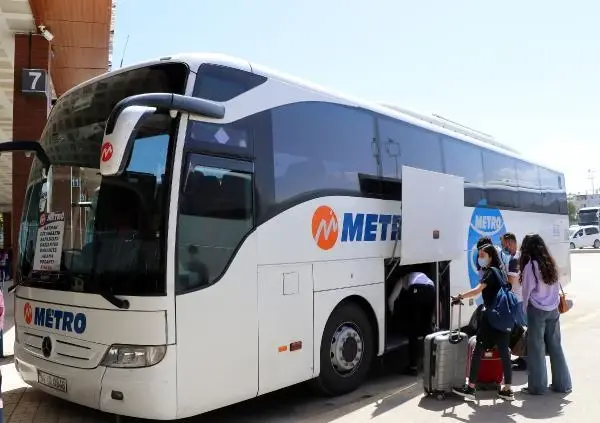 Van'da,17 günlük 'tam kapanma' öncesi otogarda yoğunluk Van'da,17 günlük 'tam kapanma' öncesi otogarda yoğunluk