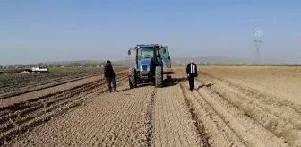 Vanlı çiftçi uydudan kontrol edilen 'akıllı' traktörle tarlasını sürüyor