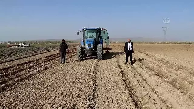Vanlı çiftçi uydudan kontrol edilen 'akıllı' traktörle tarlasını sürüyor Vanlı çiftçi uydudan kontrol edilen 'akıllı' traktörle tarlasını sürüyor