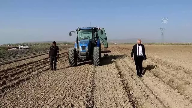 Vanlı çiftçi uydudan kontrol edilen 'akıllı' traktörle tarlasını sürüyor Vanlı çiftçi uydudan kontrol edilen 'akıllı' traktörle tarlasını sürüyor