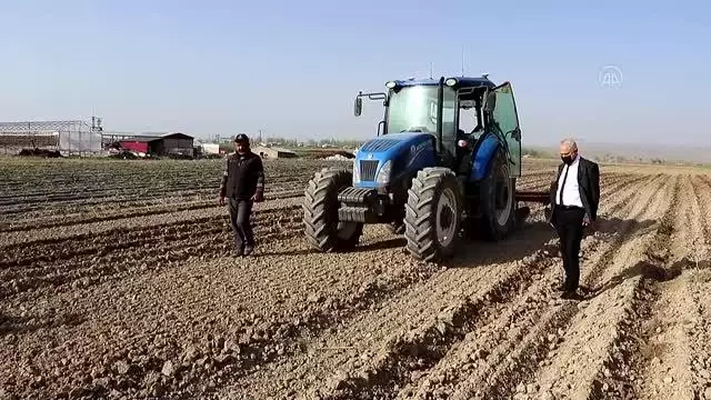 Vanlı çiftçi uydudan kontrol edilen 'akıllı' traktörle tarlasını sürüyor Vanlı çiftçi uydudan kontrol edilen 'akıllı' traktörle tarlasını sürüyor