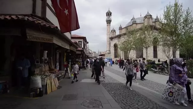 Vatandaşlar 'tam kapanma' öncesi çarşı ve pazarda yoğunluk oluşturdu Vatandaşlar 'tam kapanma' öncesi çarşı ve pazarda yoğunluk oluşturdu