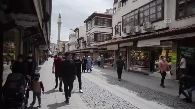 Vatandaşlar 'tam kapanma' öncesi çarşı ve pazarda yoğunluk oluşturdu Vatandaşlar 'tam kapanma' öncesi çarşı ve pazarda yoğunluk oluşturdu