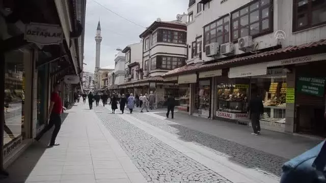 Vatandaşlar 'tam kapanma' öncesi çarşı ve pazarda yoğunluk oluşturdu Vatandaşlar 'tam kapanma' öncesi çarşı ve pazarda yoğunluk oluşturdu