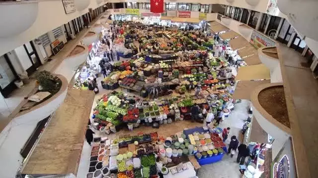 Vatandaşlar 'tam kapanma' öncesi çarşı ve pazarda yoğunluk oluşturdu Vatandaşlar 'tam kapanma' öncesi çarşı ve pazarda yoğunluk oluşturdu