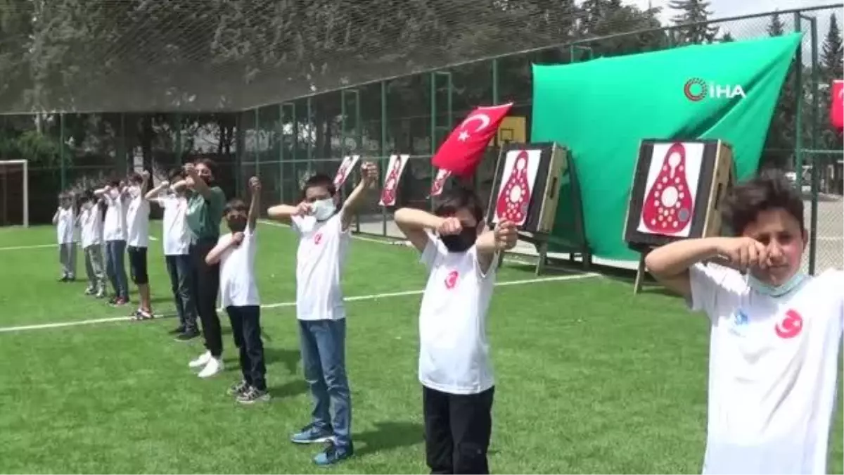 Yaptıkları ilkel oklarla oynarken olacakları tahmin bile edemezlerdi
