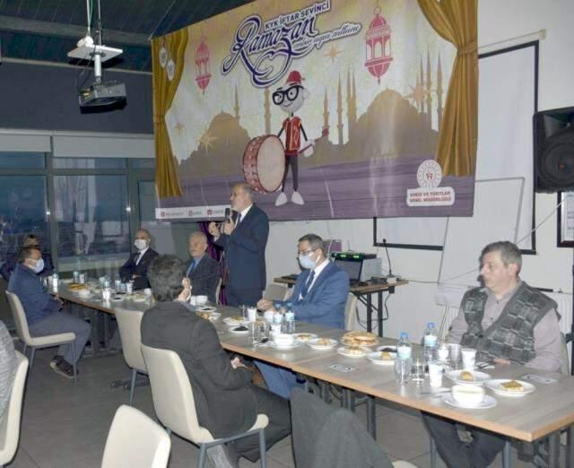 Yasak masak dinlemediler! Vakaların patladığı Çorum'da müftü 200 öğrenciye iftar yemeği verdi Yasak masak dinlemediler! Vakaların patladığı Çorum'da müftü 200 öğrenciye iftar yemeği verdi