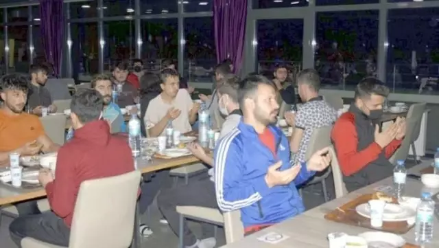 Yasak masak dinlemediler! Vakaların patladığı Çorum'da müftü 200 öğrenciye iftar yemeği verdi Yasak masak dinlemediler! Vakaların patladığı Çorum'da müftü 200 öğrenciye iftar yemeği verdi