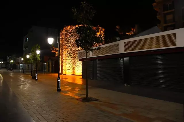 Yenilenen Kuşadası çarşılarına çevre dostu aydınlatma Yenilenen Kuşadası çarşılarına çevre dostu aydınlatma