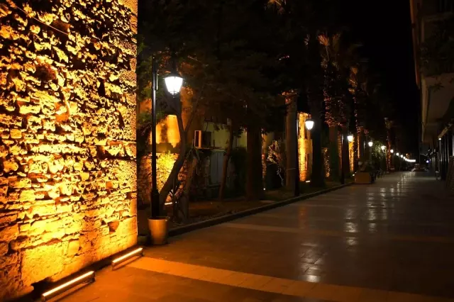 Yenilenen Kuşadası çarşılarına çevre dostu aydınlatma Yenilenen Kuşadası çarşılarına çevre dostu aydınlatma
