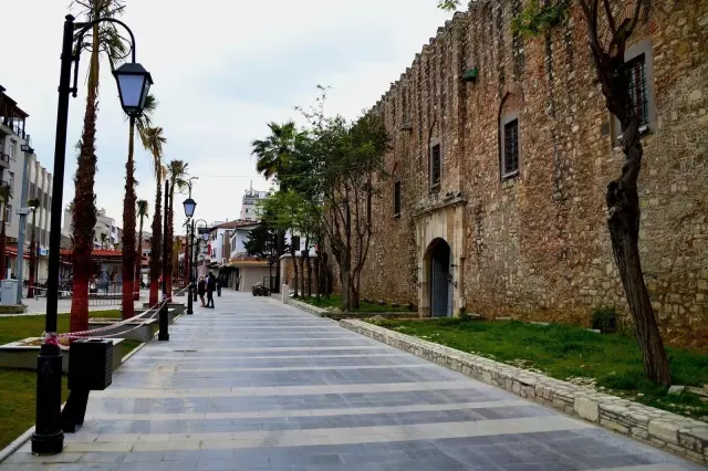 Yenilenen Kuşadası çarşılarına çevre dostu aydınlatma Yenilenen Kuşadası çarşılarına çevre dostu aydınlatma