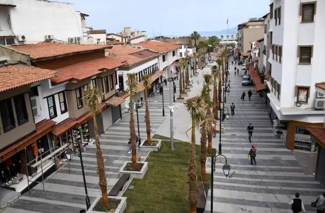 Yenilenen Kuşadası çarşılarına çevre dostu aydınlatma Yenilenen Kuşadası çarşılarına çevre dostu aydınlatma