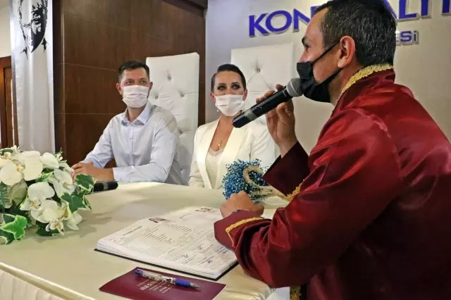 Yerleşik yabancılar dünya evine kapanarak girdiler Yerleşik yabancılar dünya evine kapanarak girdiler