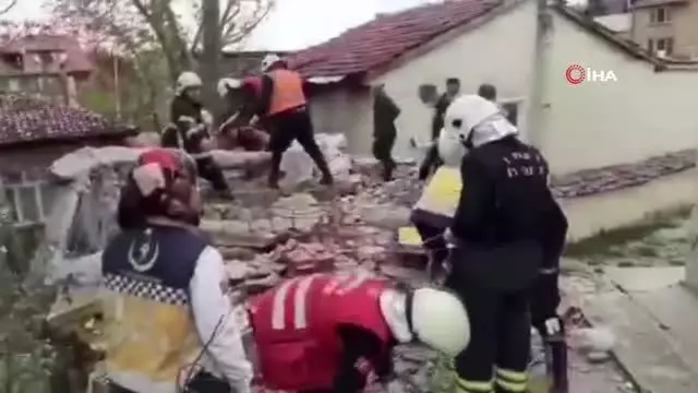 Yıkmak istediği duvarın altında kalan işçi yaralandı Yıkmak istediği duvarın altında kalan işçi yaralandı