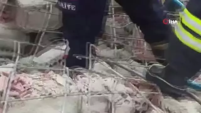 Yıkmak istediği duvarın altında kalan işçi yaralandı Yıkmak istediği duvarın altında kalan işçi yaralandı