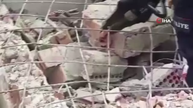 Yıkmak istediği duvarın altında kalan işçi yaralandı Yıkmak istediği duvarın altında kalan işçi yaralandı