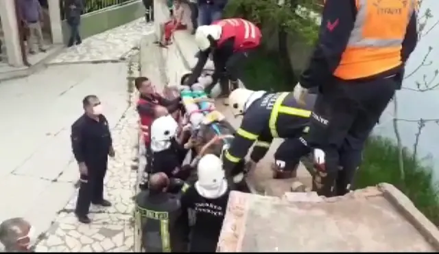 Yıkmak istediği duvarın altında kalan işçi yaralandı Yıkmak istediği duvarın altında kalan işçi yaralandı
