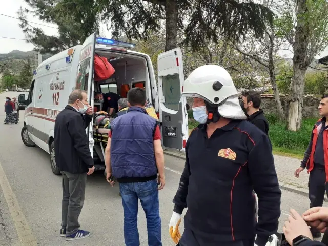 Yıkmak istediği duvarın altında kalan işçi yaralandı Yıkmak istediği duvarın altında kalan işçi yaralandı