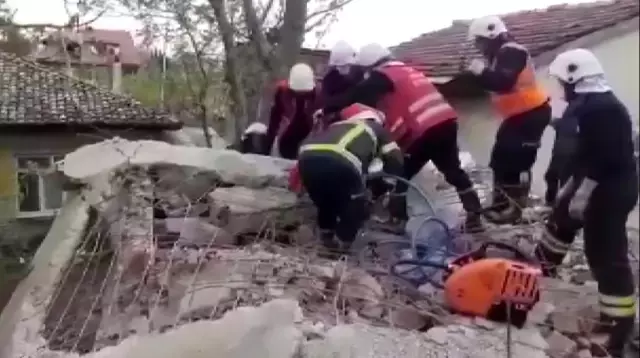 Yıkmak istediği duvarın altında kalan işçi yaralandı Yıkmak istediği duvarın altında kalan işçi yaralandı