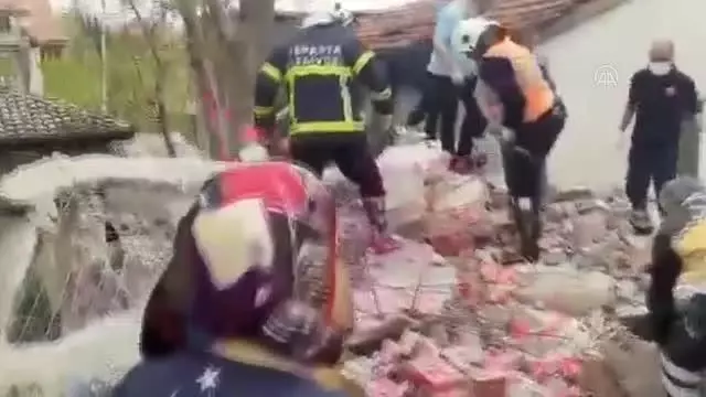 Yıktığı duvarın altında kalan kişi yaralandı Yıktığı duvarın altında kalan kişi yaralandı
