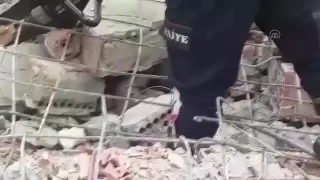 Yıktığı duvarın altında kalan kişi yaralandı Yıktığı duvarın altında kalan kişi yaralandı