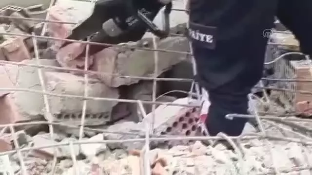 Yıktığı duvarın altında kalan kişi yaralandı Yıktığı duvarın altında kalan kişi yaralandı