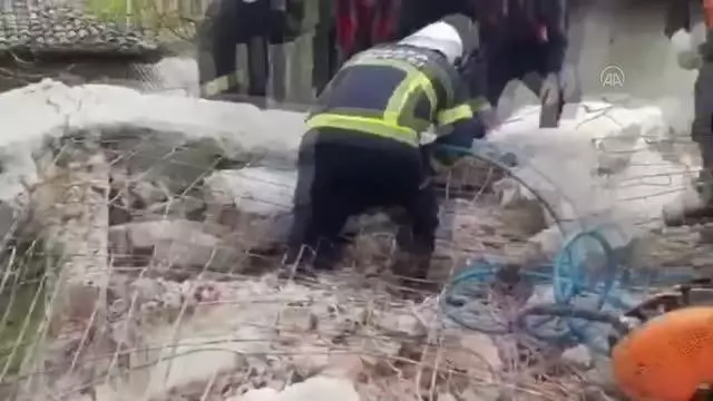 Yıktığı duvarın altında kalan kişi yaralandı Yıktığı duvarın altında kalan kişi yaralandı
