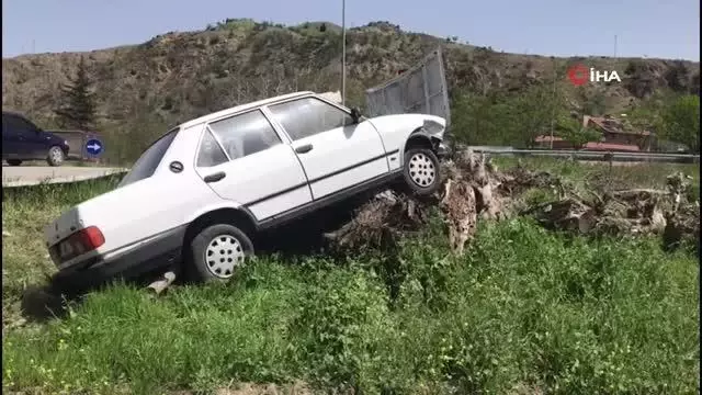 - Yoldan çıkan otomobil son anda ağaç kütüklerine çarparak durabildi - Yoldan çıkan otomobil son anda ağaç kütüklerine çarparak durabildi