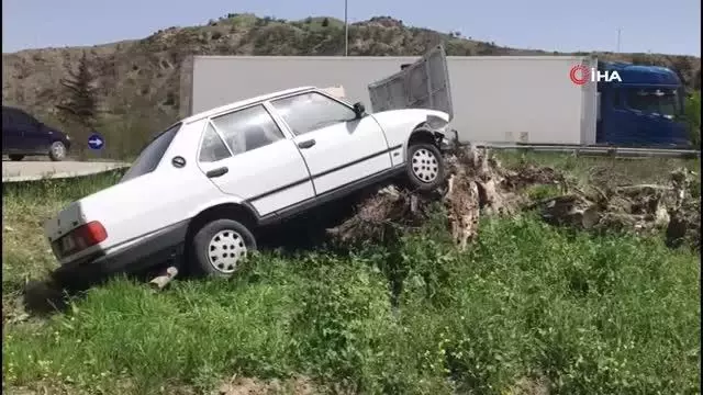 - Yoldan çıkan otomobil son anda ağaç kütüklerine çarparak durabildi - Yoldan çıkan otomobil son anda ağaç kütüklerine çarparak durabildi