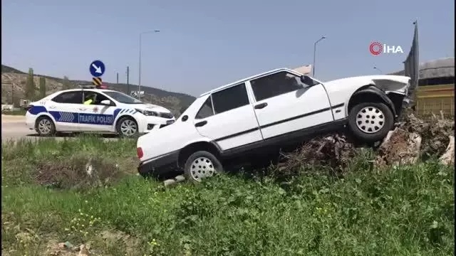 - Yoldan çıkan otomobil son anda ağaç kütüklerine çarparak durabildi - Yoldan çıkan otomobil son anda ağaç kütüklerine çarparak durabildi
