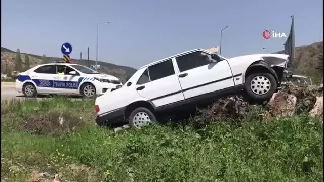 - Yoldan çıkan otomobil son anda ağaç kütüklerine çarparak durabildi - Yoldan çıkan otomobil son anda ağaç kütüklerine çarparak durabildi