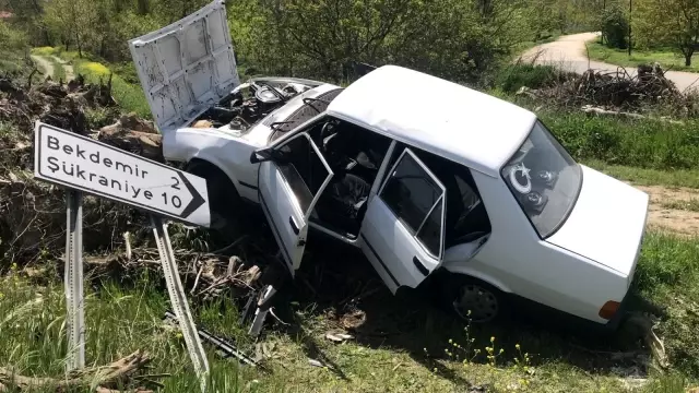 Bilecik'te yoldan çıkarak ağaç köklerine çarpan otomobilin sürücüsü yaralandı Bilecik'te yoldan çıkarak ağaç köklerine çarpan otomobilin sürücüsü yaralandı