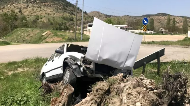 Bilecik'te yoldan çıkarak ağaç köklerine çarpan otomobilin sürücüsü yaralandı Bilecik'te yoldan çıkarak ağaç köklerine çarpan otomobilin sürücüsü yaralandı