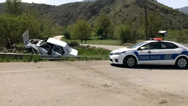 Bilecik'te yoldan çıkarak ağaç köklerine çarpan otomobilin sürücüsü yaralandı Bilecik'te yoldan çıkarak ağaç köklerine çarpan otomobilin sürücüsü yaralandı