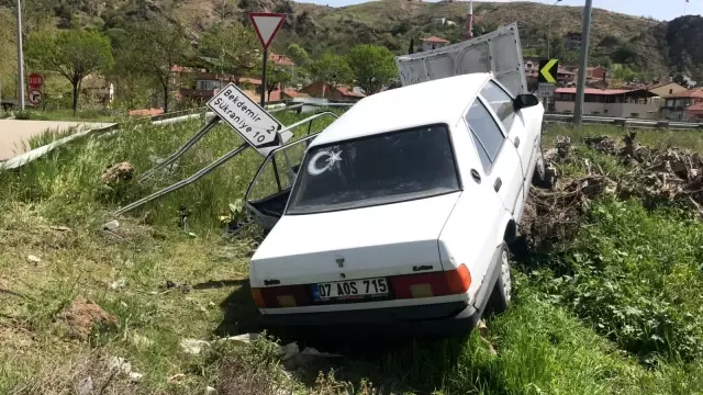 Bilecik'te yoldan çıkarak ağaç köklerine çarpan otomobilin sürücüsü yaralandı Bilecik'te yoldan çıkarak ağaç köklerine çarpan otomobilin sürücüsü yaralandı