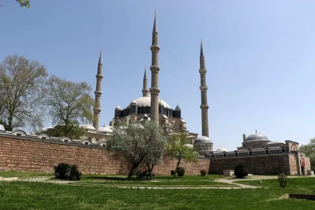 17 günlük kısıtlamada Selimiye'de 'sosyal mesafeli' cuma namazı