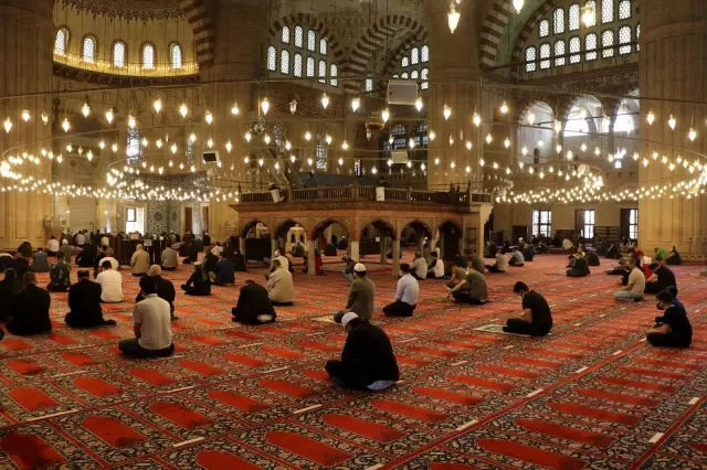 17 günlük kısıtlamada Selimiye'de 'sosyal mesafeli' cuma namazı