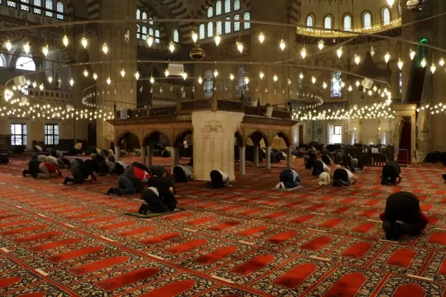 17 günlük kısıtlamada Selimiye'de 'sosyal mesafeli' cuma namazı