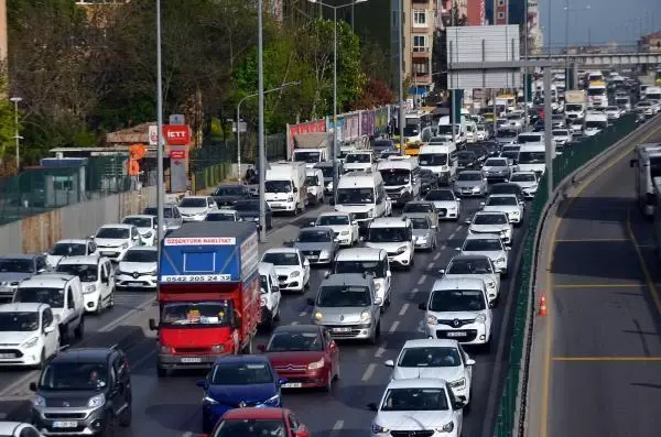 17 GÜNLÜK KISITLAMANIN İLK GÜNÜNDE AVCILAR'DA TRAFİK YOĞUNLUĞU 17 GÜNLÜK KISITLAMANIN İLK GÜNÜNDE AVCILAR'DA TRAFİK YOĞUNLUĞU