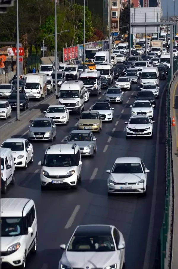 17 GÜNLÜK KISITLAMANIN İLK GÜNÜNDE AVCILAR'DA TRAFİK YOĞUNLUĞU 17 GÜNLÜK KISITLAMANIN İLK GÜNÜNDE AVCILAR'DA TRAFİK YOĞUNLUĞU