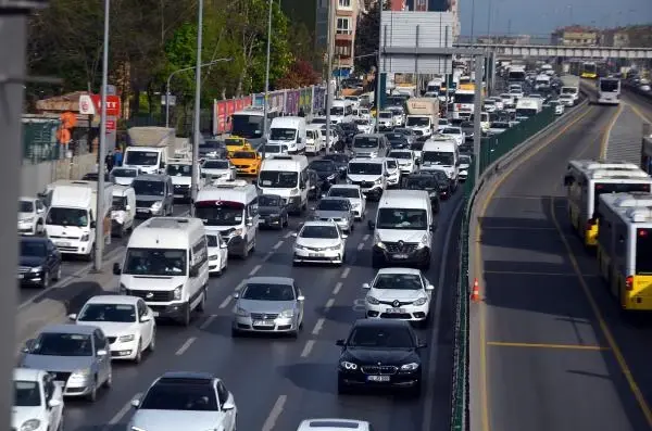 17 GÜNLÜK KISITLAMANIN İLK GÜNÜNDE AVCILAR'DA TRAFİK YOĞUNLUĞU 17 GÜNLÜK KISITLAMANIN İLK GÜNÜNDE AVCILAR'DA TRAFİK YOĞUNLUĞU