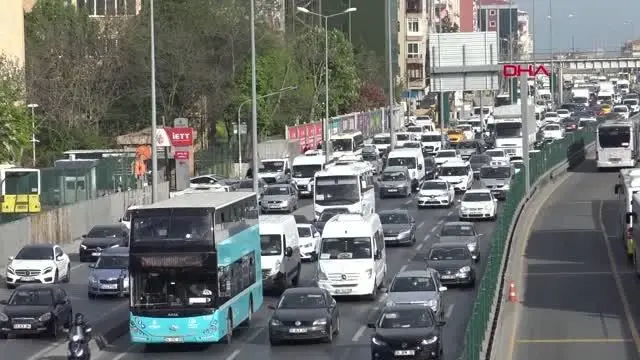 17 GÜNLÜK KISITLAMANIN İLK GÜNÜNDE AVCILAR'DA TRAFİK YOĞUNLUĞU 17 GÜNLÜK KISITLAMANIN İLK GÜNÜNDE AVCILAR'DA TRAFİK YOĞUNLUĞU