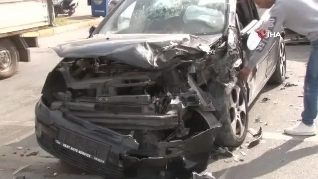 2 saat önce satın alınan kamyonet karşı şeride geçip iki aracı biçti: 2 yaralı 2 saat önce satın alınan kamyonet karşı şeride geçip iki aracı biçti: 2 yaralı