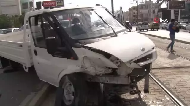 2 saat önce satın alınan kamyonet karşı şeride geçip iki aracı biçti: 2 yaralı 2 saat önce satın alınan kamyonet karşı şeride geçip iki aracı biçti: 2 yaralı